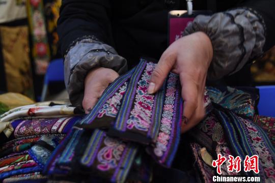 图为贵州台江县苗族秀娘展示的纯手工苗绣作品。　钟建珊