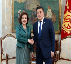 2019年3月13日，新任驻吉尔吉斯斯坦大使杜德文向吉总统热恩别科夫递交国书，并与总统举行友好会见