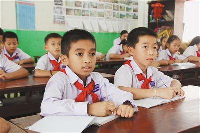 万象农冰村小学的学生们在学习中文。