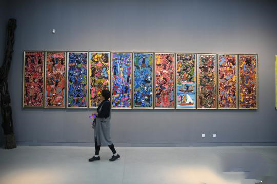 “2019非洲艺术精品展”展出了439件马孔德木雕和266件绘画作品。　张瑶　摄